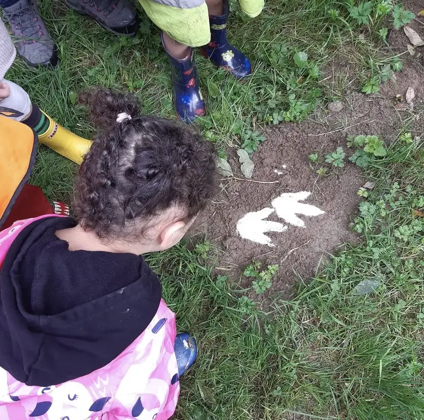 children looking at footprints